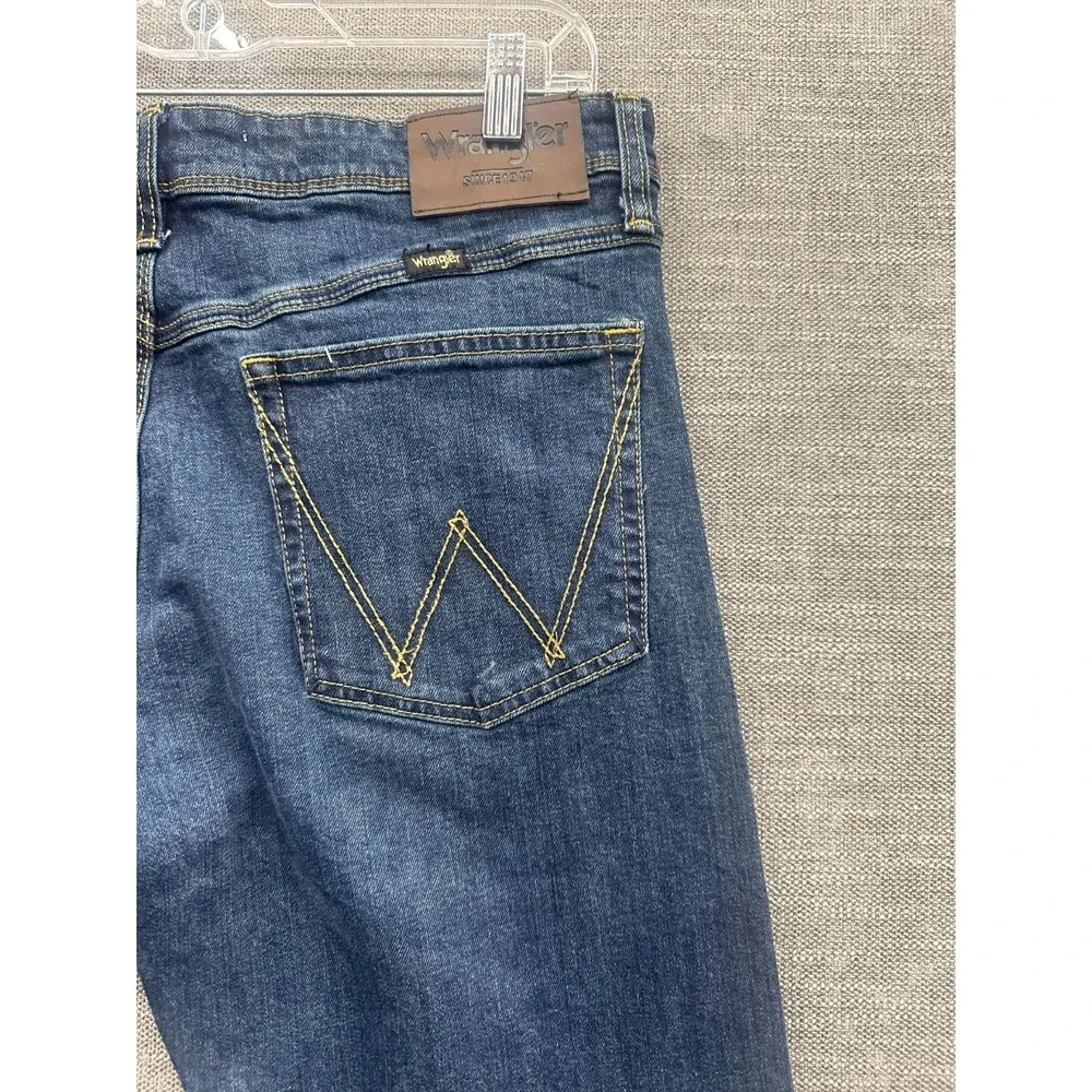 Wrangler Jeans Men 32x30 Blue Denim Medium Wash Regular Fit Stretch Straight Leg